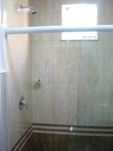 Bilik mandi di Hotel Avenida Tupã