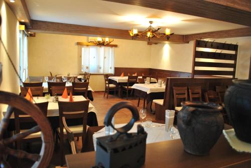 Vače的住宿－Pri Vidrgarju，餐厅内带桌椅的用餐室
