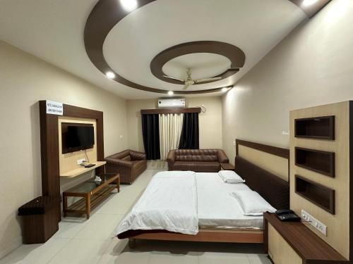 Postel nebo postele na pokoji v ubytování The Grand Narmada