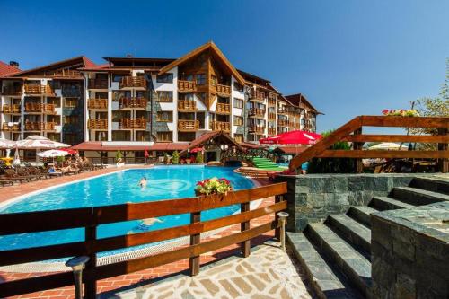 uma piscina num hotel com um resort em Апартаменты в Belvedere em Bansko