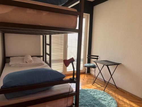 een slaapkamer met een stapelbed en een raam bij Blue Orange Hostel in Skopje