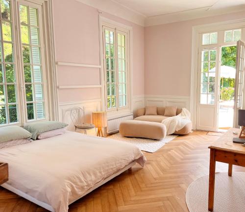 Royal Rose Etretat في إتريتا: غرفة نوم بسرير كبير وأريكة