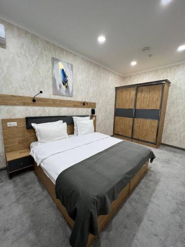 Postel nebo postele na pokoji v ubytování ART RESIDENCE Hotel