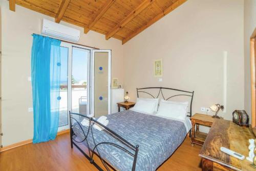 Schlafzimmer mit einem Bett, einem Tisch und einem Fenster in der Unterkunft Villa Rea in Adelianos Kampos