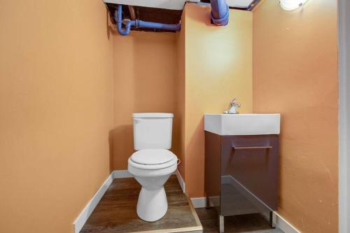 Ein Badezimmer in der Unterkunft Cozy 2 Bd Home - 5 min to Mayo - Free Parking