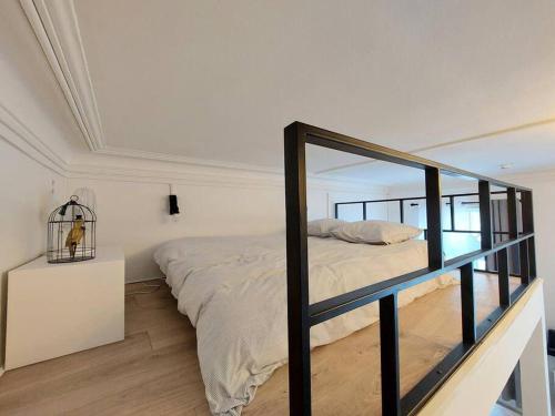 - une chambre avec un lit doté d'une balustrade en verre dans l'établissement Toulouse centre Compans Caffarelli Superbe Studio, à Toulouse