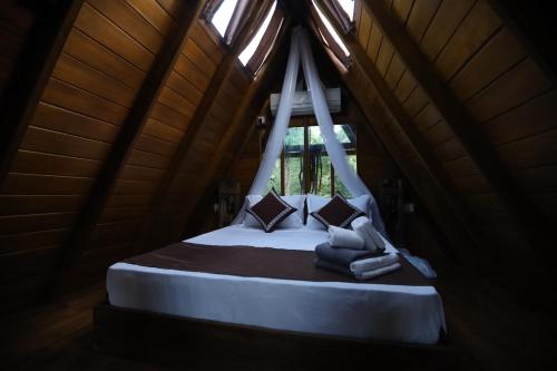 Cama en habitación con ventana en Cinnamon Paradise Nature Room en Ahangama