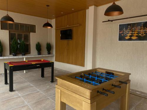 una stanza con un biliardino e un tavolo da ping pong sidx sidx di Pousada Casa da Praia SFI a Sao Francisco de Itabapoana