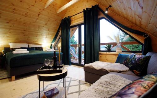 Un pat sau paturi într-o cameră la Nartorama Domki Zieleniec