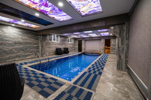 Bazén v ubytování ART RESIDENCE Hotel nebo v jeho okolí