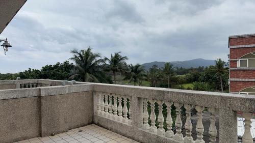 a stone balcony with a view of the mountains at 海洋柔情-旅遊補助-日租 包棟-親子 寵物友善 溜滑梯 海洋公園 沙灘車 天空之鏡 in Jian