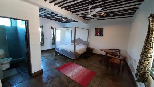 1 dormitorio con 1 cama en una habitación acristalada en Villa Black Pearl - new private Villa, en Diani Beach