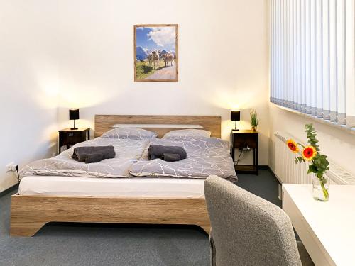 um quarto com uma cama com duas almofadas em Mountain Apartment. The Art to live em Dietmannsried