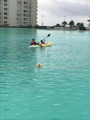 a man and a woman in a kayak in the water at Papudo acceso directo a Playa in Papudo