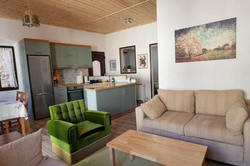 sala de estar con sofá y cocina en GS Home en Gythio