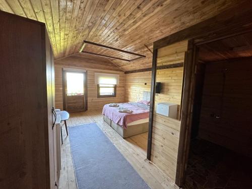 una camera con letto e soffitto in legno di Ağva Bungalov Adult Only a Şile