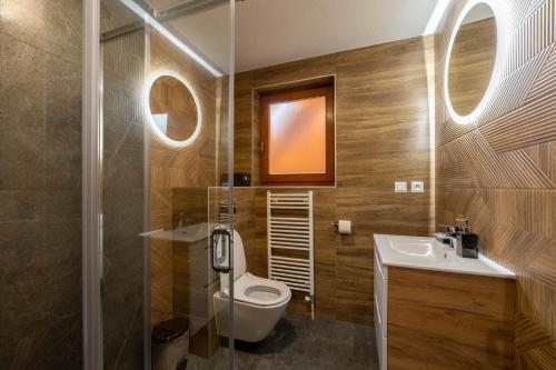 een badkamer met een toilet en een wastafel bij Penzión pod Kýčerou in Zuberec