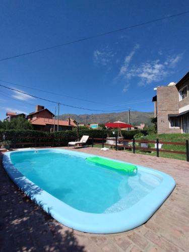 uma grande piscina azul num quintal em Gracias Viejo em Merlo