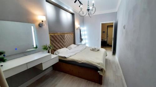 Habitación pequeña con cama y espejo. en Шолпан сити 2\12, en Almaty