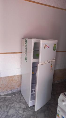- un réfrigérateur blanc avec une porte ouverte dans la cuisine dans l'établissement Los 3 ases, à Olavarría