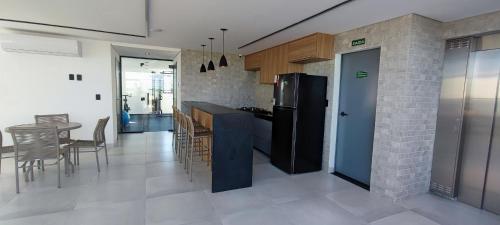 カベデロにあるSummer Flat Ap308 Intermaresのキッチン(黒い冷蔵庫、テーブル付)
