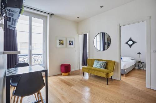 une chambre avec un lit, une table et une chaise dans l'établissement Rent a Room apartments - Alma, à Paris