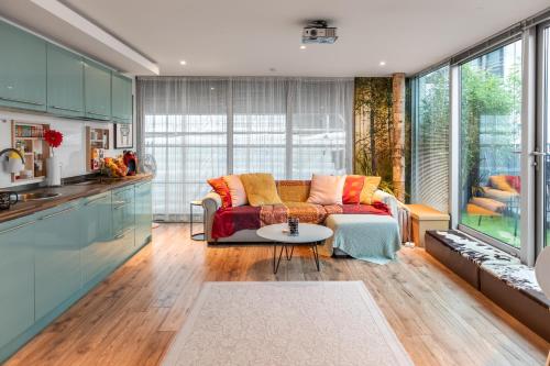 a living room with a couch and a table at Pyjamagetaways in London