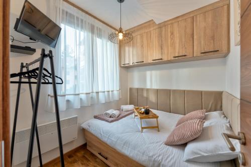 Habitación con cama, TV y mesa. en Mons Vita Zlatibor, en Zlatibor