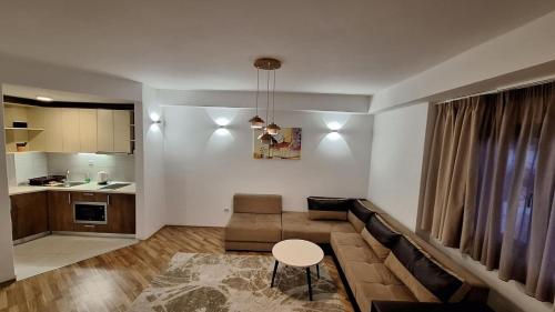 uma sala de estar com um sofá e uma mesa em Mavrovo Forest Apartments em Mavrovo