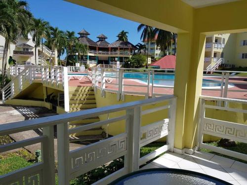 vistas a la piscina desde el balcón de un complejo en Simply Mystical en Ocho Rios