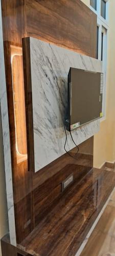 Hotel Ashok Viharにあるテレビまたはエンターテインメントセンター