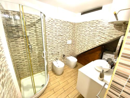 bagno con doccia, lavandino e servizi igienici di SuiteCorso a Vibo Valentia
