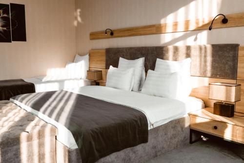 Postel nebo postele na pokoji v ubytování ART RESIDENCE Hotel