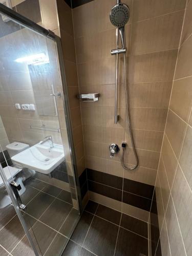 y baño con ducha y lavamanos. en Apartmán Frank, en Česká Kamenice