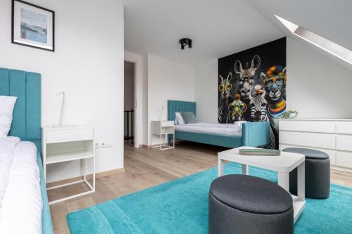 1 dormitorio con cama y alfombra azul en Naomi & Sophia Apartman, en Budapest