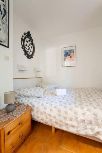 une chambre avec un lit et une commode en bois dans l'établissement Au calme, dans les pins, avec vue mer et piscine, à Sainte-Maxime