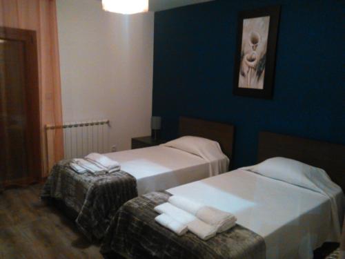 マセド・デ・カヴァレイロスにあるCasa das Argolasのホテルルーム内のベッド2台 タオル付