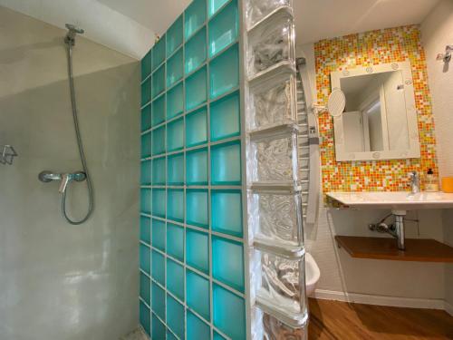 a bathroom with blue tiled walls and a shower at Encantador Ático a 2,6 km de la Playa in San Juan de Alicante