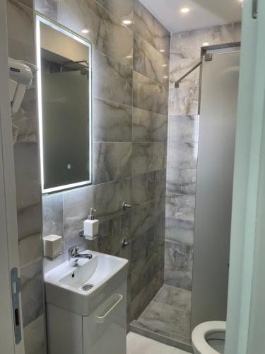 Un baño de Inaya Apartman Free Parking