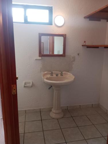 La salle de bains est pourvue d'un lavabo et d'un miroir. dans l'établissement Sweet Room, à Tequisquiapan