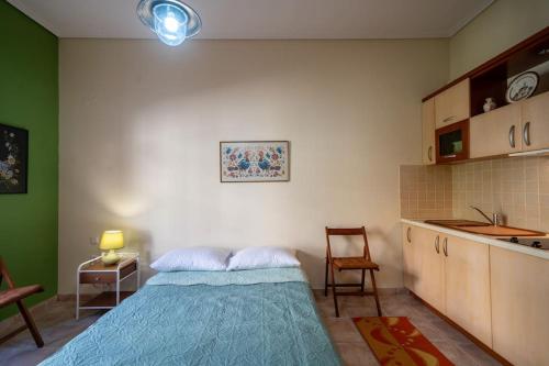 Cet appartement comprend une chambre avec un lit et une cuisine avec un comptoir. dans l'établissement Delphian Colors - Orange Edition, à Delphes