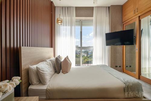 sypialnia z dużym łóżkiem i telewizorem w obiekcie Lujoso Apartamento S802 Downtown Santo Domingo w mieście Santo Domingo