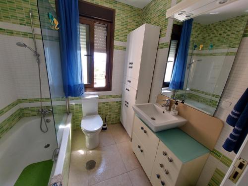 y baño con aseo, lavabo y ducha. en FantaSea House Salobreña, en Salobreña