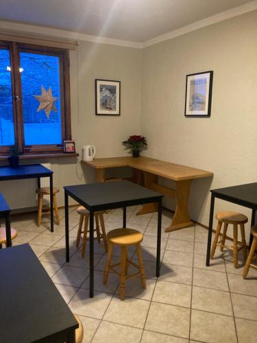 シュクラルスカ・ポレンバにあるSzum i Lasのテーブルと椅子、窓が備わる客室です。