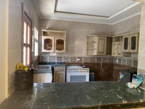 uma cozinha com um balcão de mármore num quarto em Madinty - Luxury villa with Amazing private garden مدينتي - فيلا فندقيه فاخرة em Madinaty