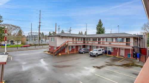 a building with a car parked in a parking lot at Viking Motel in Portland