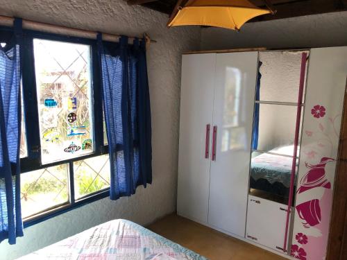 1 dormitorio con 1 cama, armario y ventana en Mi refugio, en La Paloma