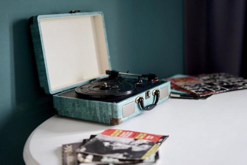 an old radio sitting on a table with a magazine at Hotel Mühldorf in Mühldorf