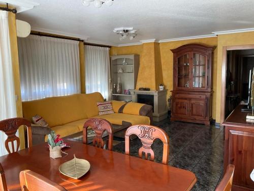 een woonkamer met een bank en een tafel bij BRISA DE PONIENTE, con cochera y a. acondicionado in Águilas