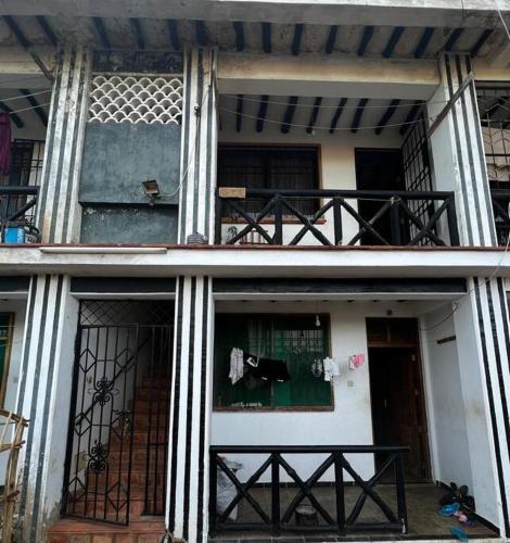 ein Gebäude mit einem Balkon und einem Tor darauf in der Unterkunft Private apartment in Diani in Ukunda